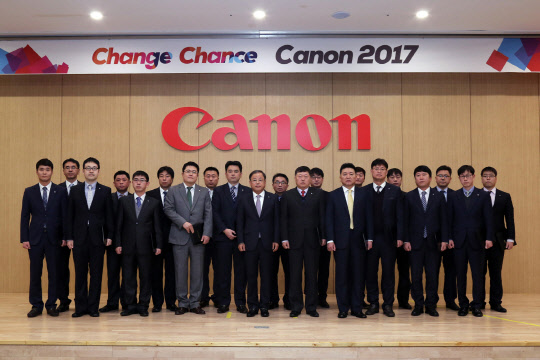 캐논코리아비즈니스솔루션은 2017년 새 해를 맞아 시무식을 진행하고 본격적인 업무에 돌입했다고 3일 밝혔다. 캐논은 지난 2일 경기도 안산 시화MTV에 위치한 안산사업소에 임직원 400여명이 모여 2017년 시무식 행사를 진행했다. <캐논코리아비즈니스솔루션 제공>